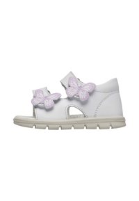 Sandalia blanca para niños con acentos de mariposa morados, lados abiertos, correas de gancho y bucle, y una suela de goma texturizada.