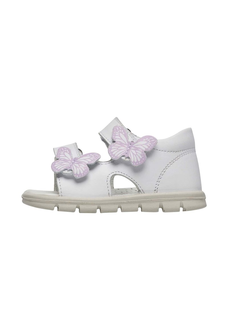 Sandalia blanca para niños con acentos de mariposa morados, lados abiertos, correas de gancho y bucle, y una suela de goma texturizada.