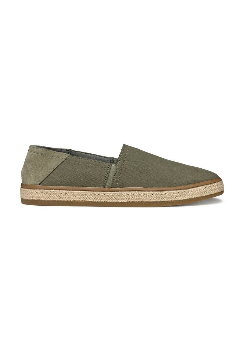 Zapatos de lona verdes tipo slip-on con una suela intermedia de yute trenzado, que presentan un acabado suave y puntera redondeada, diseñados para un uso casual.