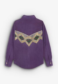 Camicia in suede viola con una yoke decorativa di perline caratterizzata da disegni floreali verdi e rossi, e dettagli frangiati lungo il bordo inferiore.