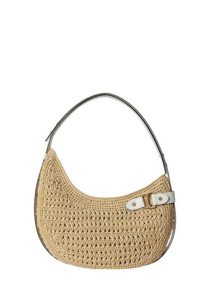 Borsa beige all'uncinetto con forma curva, dettaglio fibbia in pelle bianca e tracolla sottile e scura.