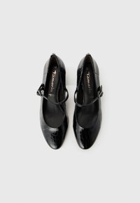 Chaussures Mary Jane noires en simili-crocodile avec une bride à boucle, taille 37, vues de dessus sur fond blanc.