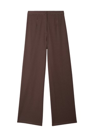 Pantalons larges marron avec des rayures blanches verticales, dotés d'un devant plat avec des plis et d'une fermeture à bouton à la taille.