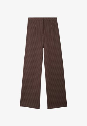 Pantalons larges marron avec des rayures blanches verticales, dotés d'un devant plat avec des plis et d'une fermeture à bouton à la taille.