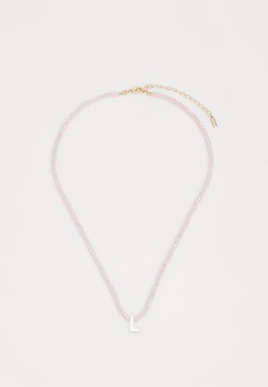Collana di perline rosa con chiusura dorata, caratterizzata da un pendente a forma di lettera "L" bianca. Perline lisce e rotonde creano una leggera lucentezza.
