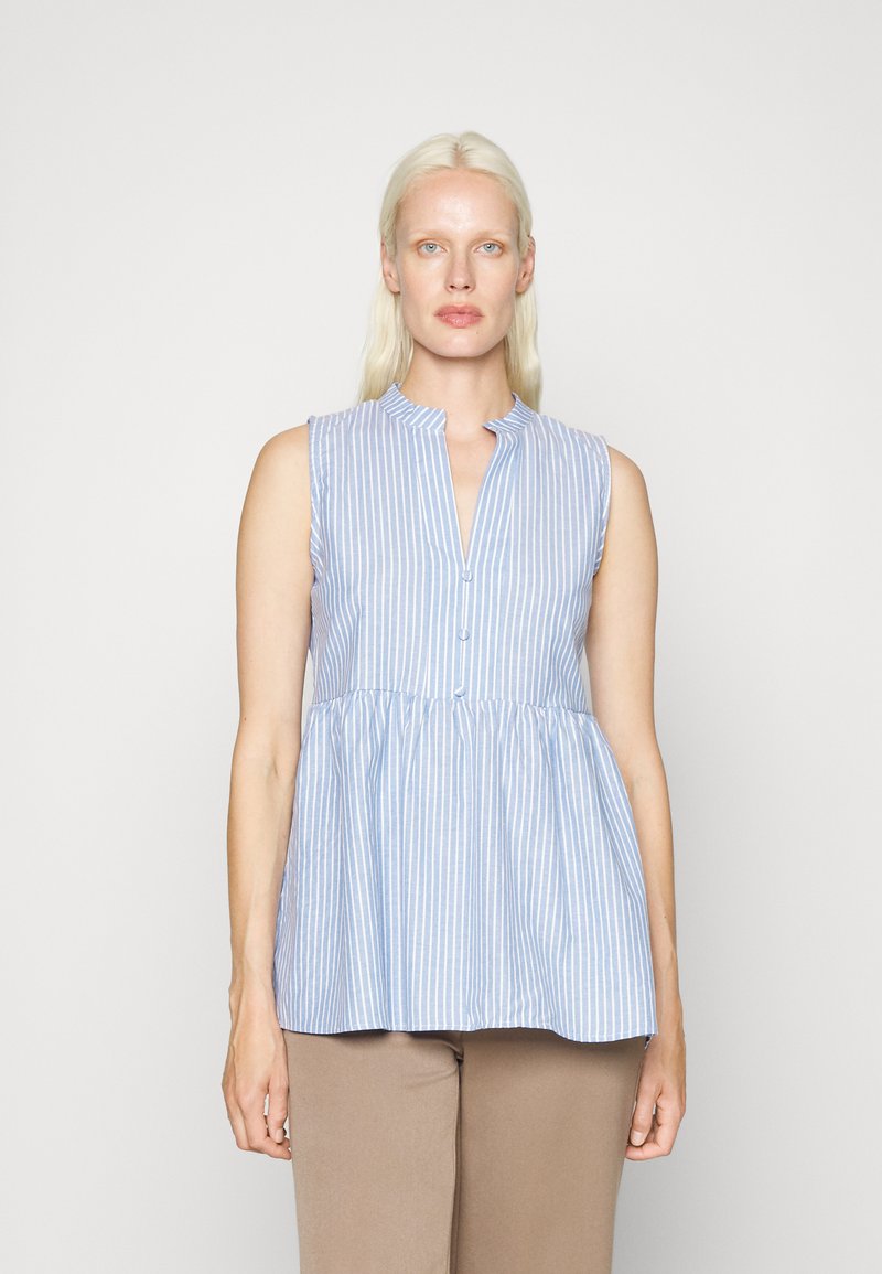 Blusa azul clara sem mangas com riscas brancas verticais, uma paleta de botões e uma cintura evasê. O tecido parece suave e texturizado.