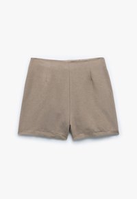 Pantalones cortos de algodón beige con una textura suave, que presentan dos pliegues frontales y un diseño simple y limpio. El dobladillo está acabado con un corte recto.