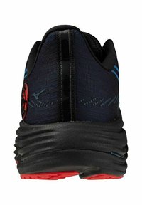 Schwarzer Sportschuh mit einem strukturierten Mesh-Obermaterial, blauen Akzenten und roten Details an der Ferse. Verfügt über einen gepolsterten Schaft und eine Gummisohle.