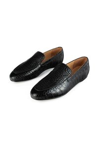 Zwarte leren loafers met een gestructureerd krokodillenpatroon, ronde neus en gladde accenten. Heeft een laag slip-on ontwerp voor eenvoudig aan- en uittrekken.
