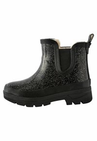 Botte de pluie noire pailletée avec une surface lisse, des panneaux latéraux en élasthanne et une semelle en caoutchouc texturé. Dotée d'une doublure en fausse fourrure et d'une anse.