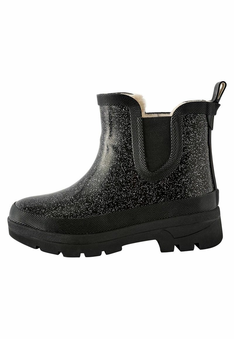 Botte de pluie noire pailletée avec une surface lisse, des panneaux latéraux en élasthanne et une semelle en caoutchouc texturé. Dotée d'une doublure en fausse fourrure et d'une anse.