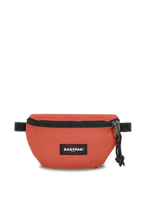Pequeña riñonera Eastpak color óxido con cremallera negra y correa negra ajustable.