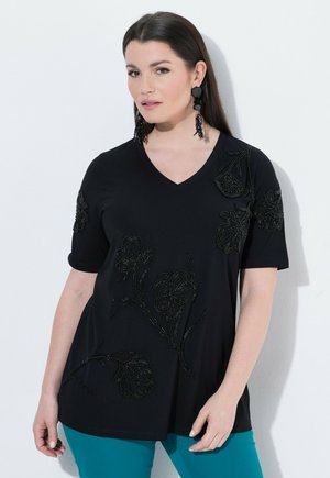 Ulla Popken, BEADED FLOWER SHORT SLEEVE TEE - Camiseta estampada - black