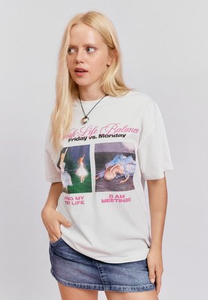 Bershka, PRINTED TSHIRT - T-shirt imprimé - beige