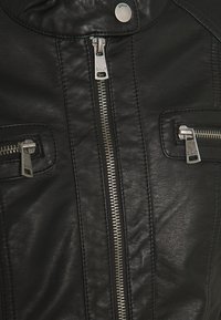Veste en faux cuir noir avec des fermetures éclair argentées et un bouton, tous brandés avec "ONLY" sur les poches avant et le col.