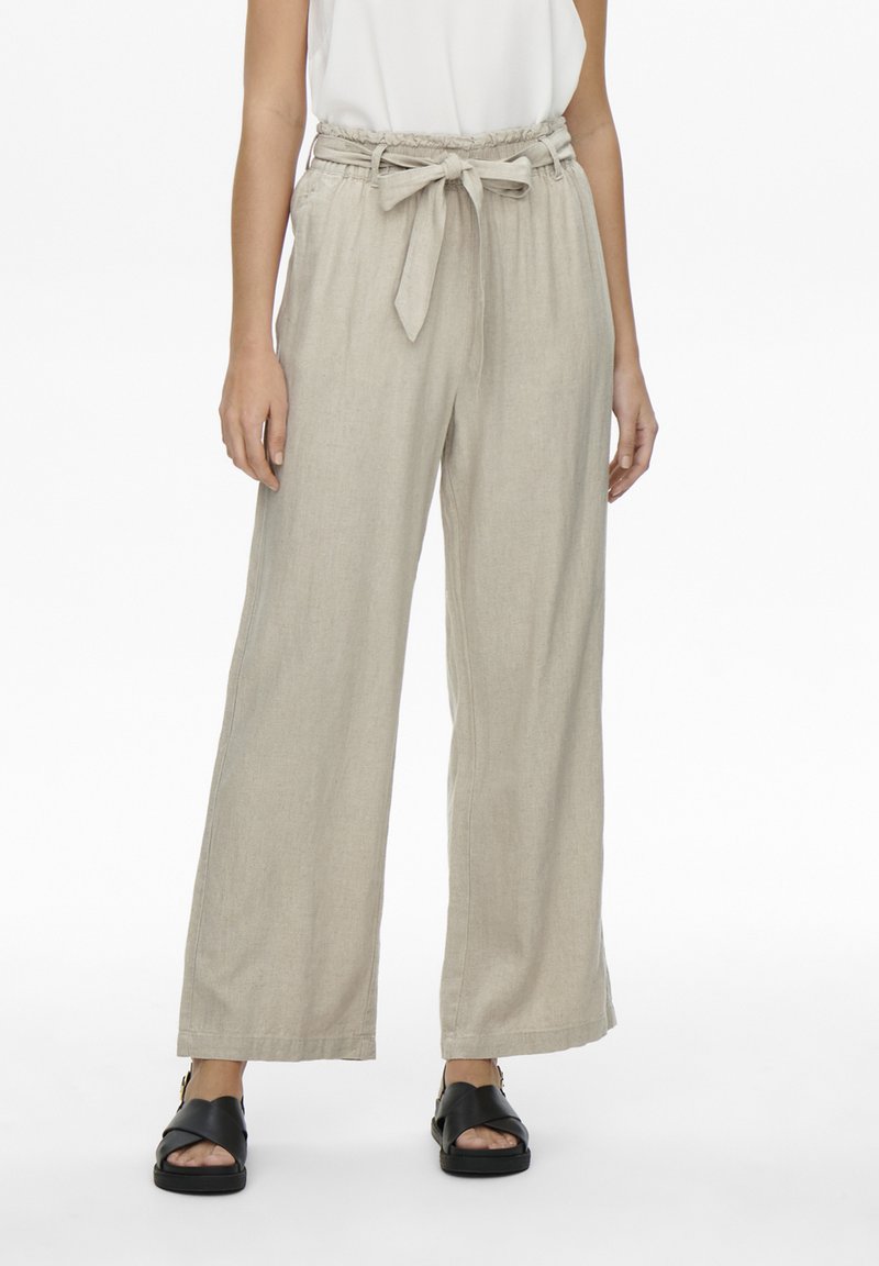 Pantalons larges en lin beige avec une taille cintrée et un détail de ceinture nouée. Comprend deux poches latérales et une coupe décontractée.