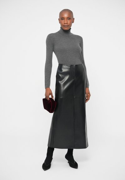 Szary golf, czarna skórzana spódnica maxi z detalami szwu i bordowa welurowa kopertówka; stylizowane z czarnymi skarpetkowym obcasami.