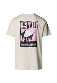 Krémové tričko s grafickým potiskem Denali, s černými a růžovými prvky, stromy, horami a textem "ALASKA, USA."