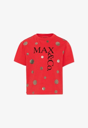 T-shirt rossa a maniche corte con testo nero "MAX & Co." e pois dorati lucidi sparsi sulla parte anteriore.