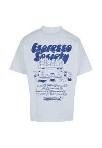 Camiseta de algodón blanca con un diseño gráfico azul de una cafetera, que incluye nombres de bebidas y precios, y el texto "Sociedad del Espresso" en la parte superior.
