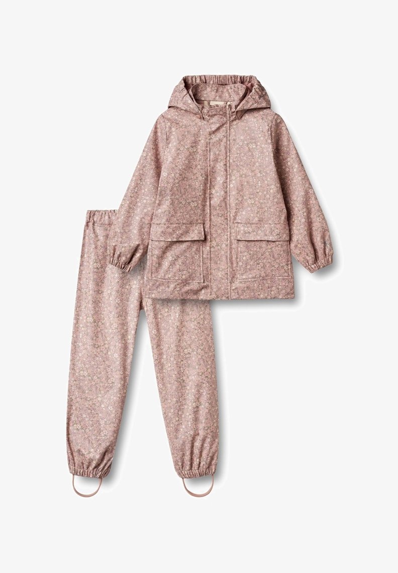 Rózsaszín virágmintás esőkabát és nadrág szett. A kabát kapucnival, két zsebbel, valamint rugalmas mandzsettákkal rendelkezik; a nadrág rugalmas derékpánttal és mandzsettákkal ellátott.