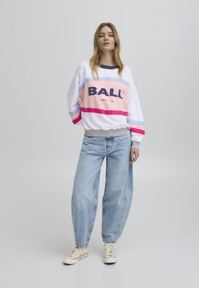 Hvit sweatshirt med rosa, blå og røde horisontale striper, med ordet "BALL" i fete svarte bokstaver. Kombinert med lyseblå store jeans.
