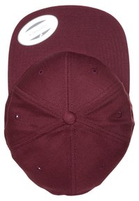Gorra snapback color burdeos con visera plana, tejido texturizado, seis paneles y parche de logo circular integrado en la parte delantera con orificios de ventilación.