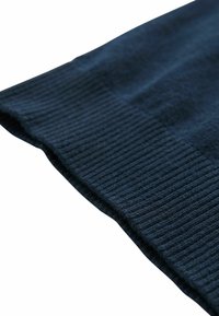 Maglione lavorato a maglia blu navy con orlo a coste. Texture liscia e design semplice, con bordo piatto e finitura morbida.