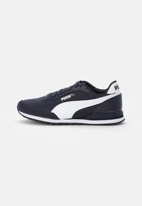 Tennarit tummansinisellä värillä ja valkoisilla yksityiskohdilla, joissa on teksturoitu päällinen, pyöreä kärki, nauhat ja pehmustettu pohja. Puma-logo sivulla ja kantapäässä.