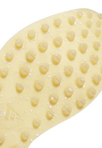 Kollase kummist kinga talla kuusnurksete nastudega parema haarduvuse jaoks, tekstureeritud pinnaga ja kergelt läikiv, nähtavate kulumis- ja kriimustustähtedega.