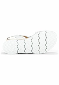 Sandale blanche avec une semelle en caoutchouc texturée, dotée de motifs en zigzag et d'un logo de marque. L'empeigne est constituée de brides en cuir lisse avec un minimalisme dans les détails.