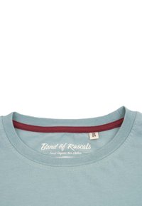 Lyseblå økologisk bomulds t-shirt med en bordeaux ribbet halskrave. Fungerer med hvidt trykt logotekst og størrelse etikett indeni kraven.