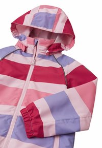 Veste colorée avec des rayures verticales rose, rouge et lavande. Comprend une capuche, une fermeture éclair et des poignets élastiques. Tissu lisse et résistant à l'eau.