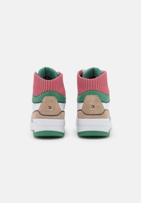 Wysokie sneakersy z różowym żebrowanym kołnierzem, zielonymi skórzanymi akcentami, beżowymi zamszowymi detalami i białą gumową podeszwą.