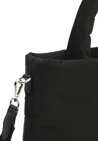 Borsa a spalla trapuntata nera con lati imbottiti, dotata di una tracolla rimovibile e accessori in argento. Tessuto liscio, design minimalista.