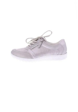 Lichtgrijze leren sneaker met een getextureerde neuskap, plat vetersysteem en een rits aan de zijkant. Heeft een witte rubberen zool.