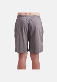 Graue Baumwollshorts mit elastischem Bund, lockerer Passform und glatter Textur. Keine sichtbaren Taschen oder Muster.