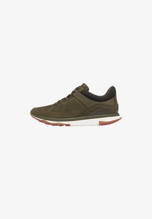 Olijfgroene sneaker met geperforeerde zijden, zwarte gevoerde kraag, witte tussenzool en bruine rubberen buitenzool, getoond in zijaanzicht.
