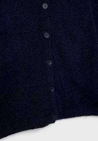 Cardigan en maille bleu marine foncé avec cinq boutons ronds fermés au centre devant et ourlet côtelé.