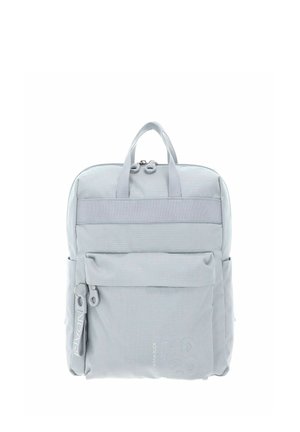 Sac à dos gris avec structure rembourrée, double poignée supérieure, poche avant zippée et détail du logo en bas. Le tissu a une texture lisse.