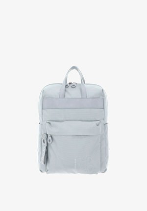 Sac à dos gris avec structure rembourrée, double poignée supérieure, poche avant zippée et détail du logo en bas. Le tissu a une texture lisse.