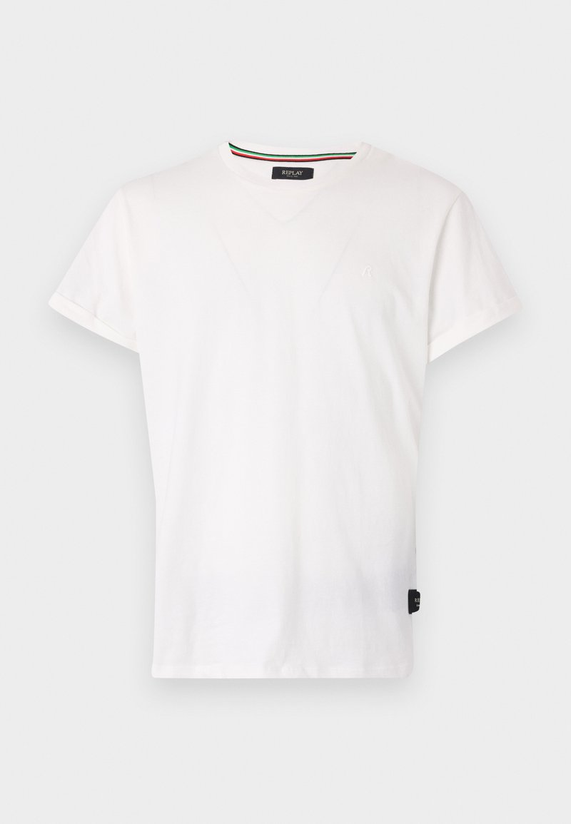 Weißes Baumwoll-T-Shirt mit V-Ausschnitt, kurzen Ärmeln und kleinem Logo auf der Brust. Verfügt über einen kontrastierenden gestreiften Kragen und einen Seitentag.