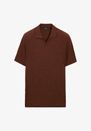 Brązowa koszulka polo z krótkim rękawem, wykonana z dzianiny o prążkowanej fakturze, z kołnierzykiem w kształcie litery V i luźnym krojem.