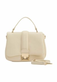 Beige neplederen handtas met gouden hardware, klep sluiting en een afneembare schouderband. Glad oppervlak en een gestructureerde vorm.