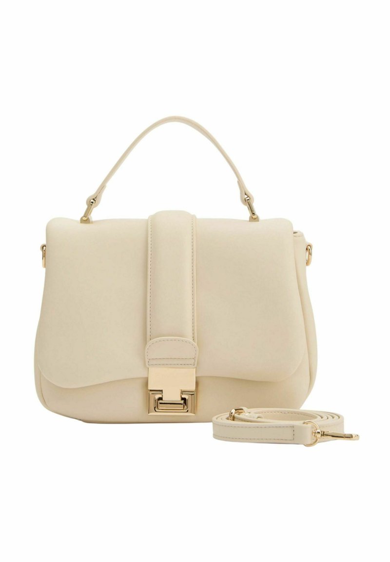 Beige neplederen handtas met gouden hardware, klep sluiting en een afneembare schouderband. Glad oppervlak en een gestructureerde vorm.