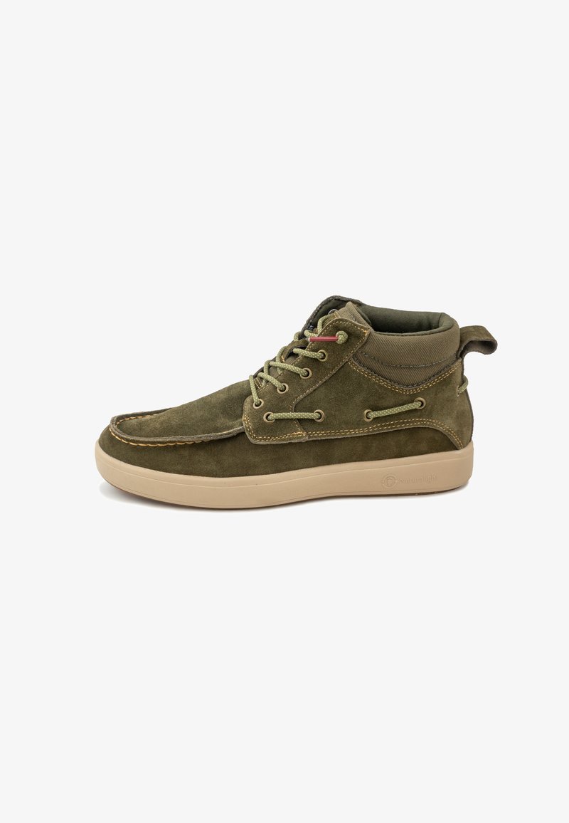 Zapatilla mid-top de ante verde olivo con un suave collar de tela, diseño de cordones, costuras en contraste y una ligera suela de goma.