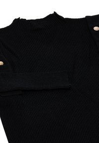 Pulover negru cu striații, guler înalt, mâneci lungi și accente cu butoane aurii pe umeri. Textură netedă, design ajustat.