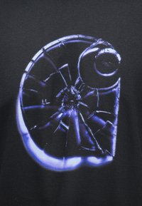 Svart T-skjorte med et motiv av et knust rundt objekt, omrisset i blått, med skarpe fragmenter og en blank tekstur.