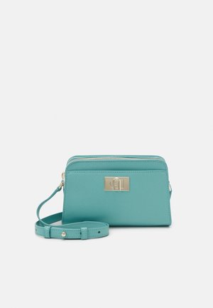 Petit sac bandoulière rectangulaire en cuir turquoise avec sangle ajustable et fermeture à boucle dorée à l'avant.
