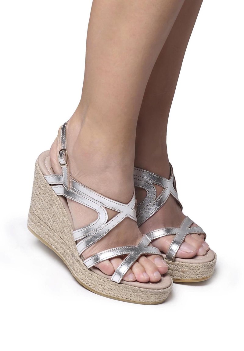 Sandalias de cuña plateadas con tiras entrelazadas y una plataforma de yute trenzado; material sintético suave; diseño de punta abierta; correa ajustable en el tobillo.